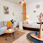 Apartamento L'ecrin Du Château à 2, études, Professionnels à Calme Face Au Château Linge Et Wifi Inclus *