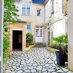 Apartamento L'ecrin Du Château à 2, études, Professionnels à Calme Face Au Château Linge Et Wifi Inclus