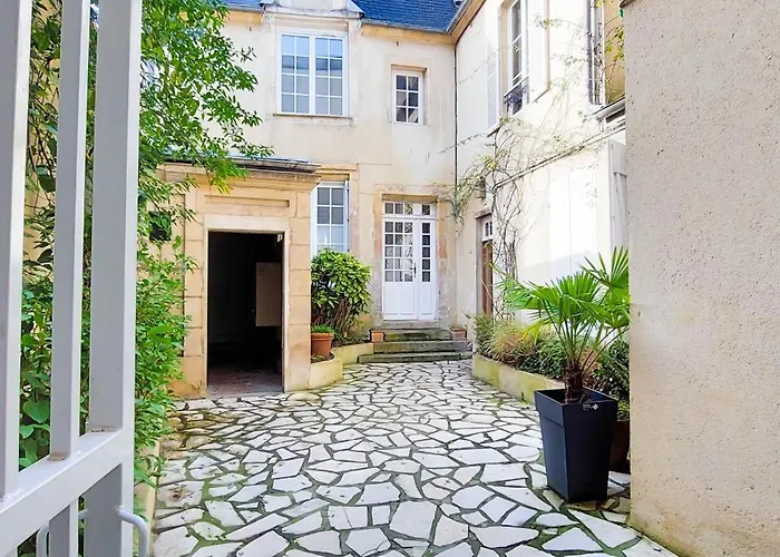 Appartamento L'ecrin Du Château à 2, études, Professionnels à Calme Face Au Château Linge Et Wifi Inclus